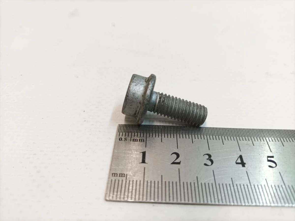 Винт с цилиндрической головкой с буртиком и внутренний многогранник M8X20 Porsche Taycan N10664801