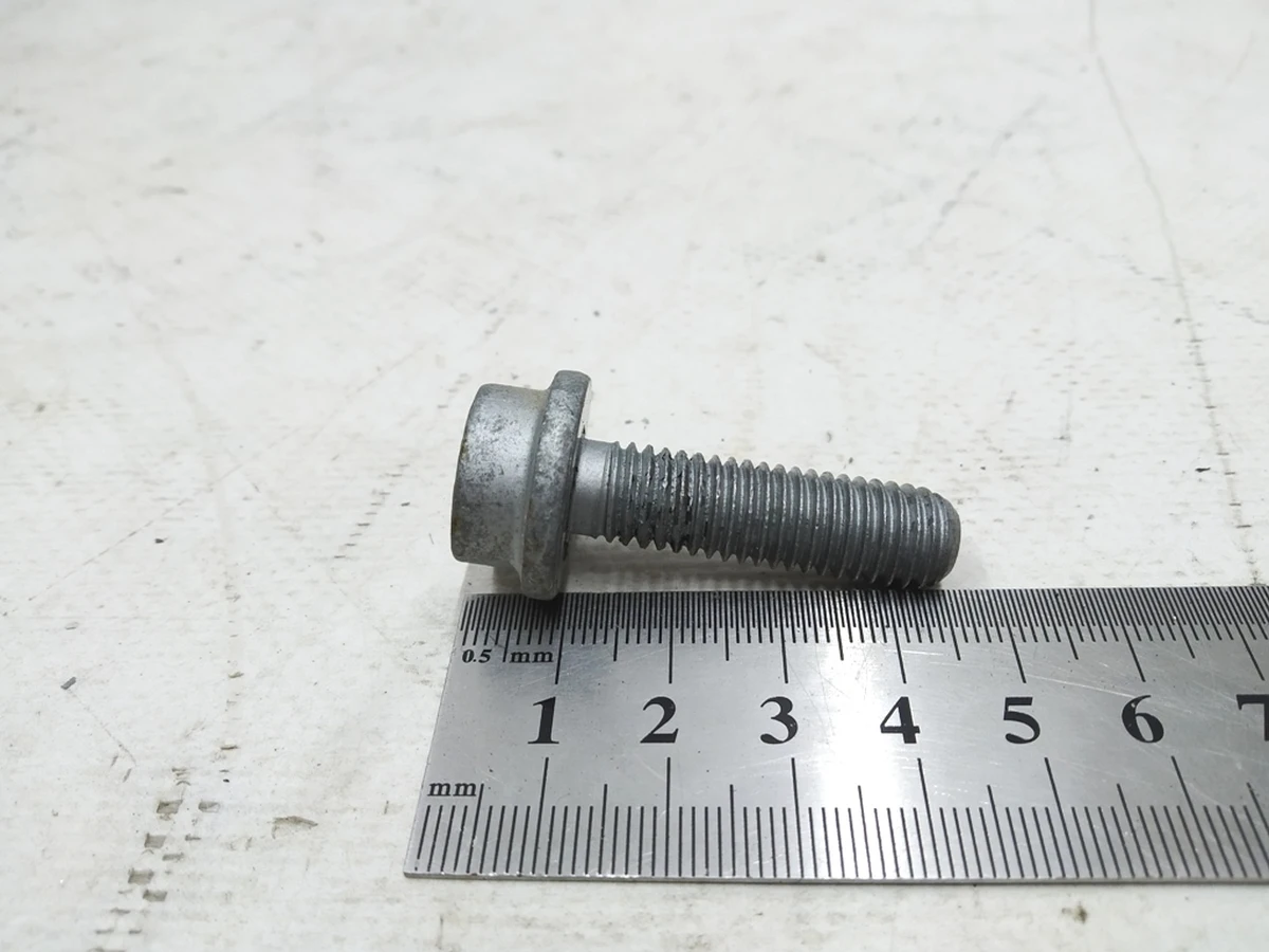 Болт с цилиндрической головкой с буртиком и внутренний многогранник М10Х35 Audi E-tron N10702603