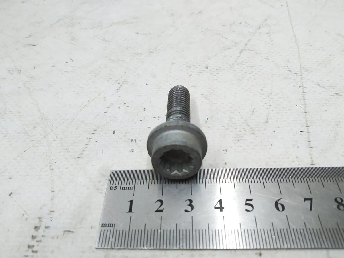 Болт с цилиндрической головкой с буртиком и внутренний многогранник М10Х35 Audi E-tron N10702603