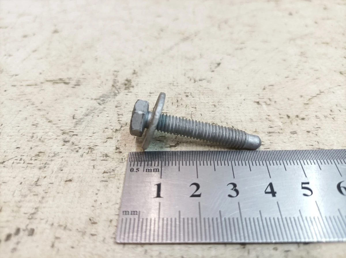 Hex Shoulder Screw M6X32 Porsche Taycan N10717601