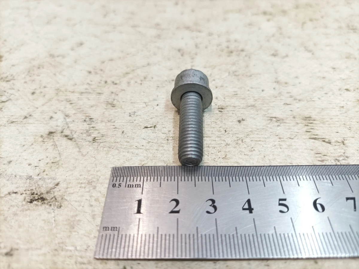 Гвинт з циліндричною головкою та внутрішнім багатогранником М8Х28 з шайбою Porsche Taycan N10720901