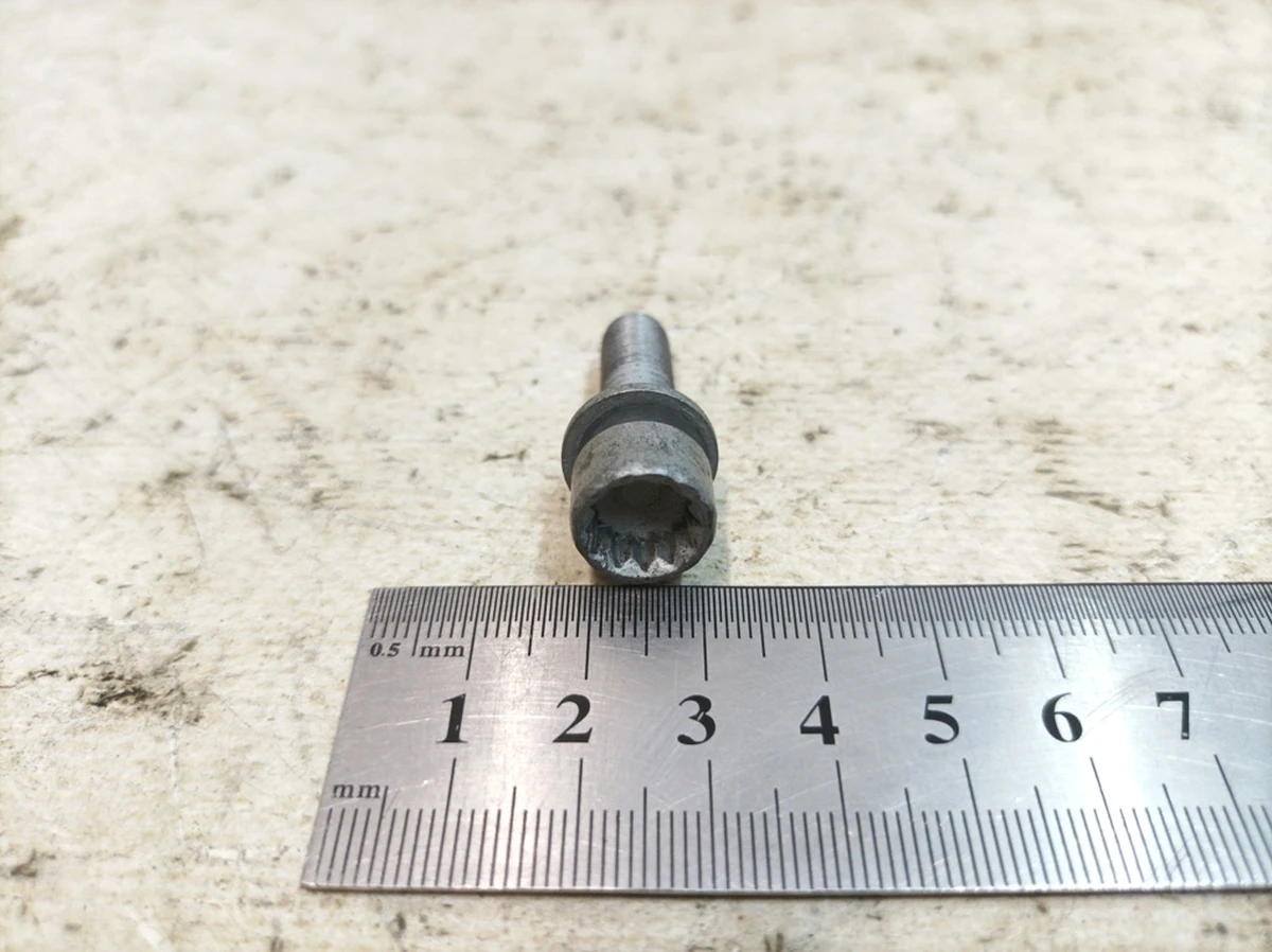 Гвинт з циліндричною головкою та внутрішнім багатогранником М8Х28 з шайбою Porsche Taycan N10720901