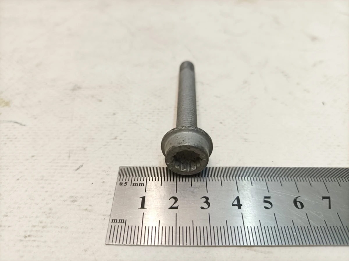 Гвинт із внутрішнім багатогранником M8X60 Porsche Taycan N10831701