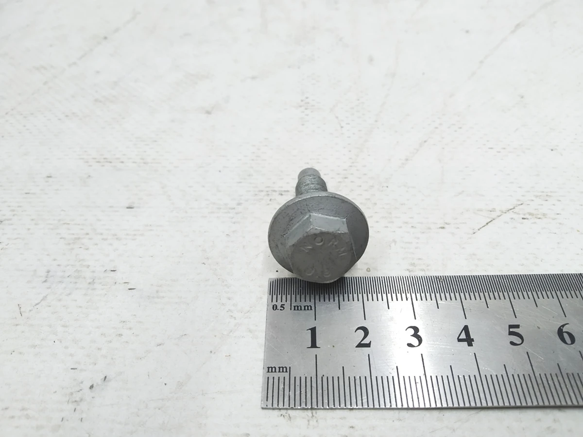 Болт із шестигранною головкою M8X28 Audi E-tron N90921801