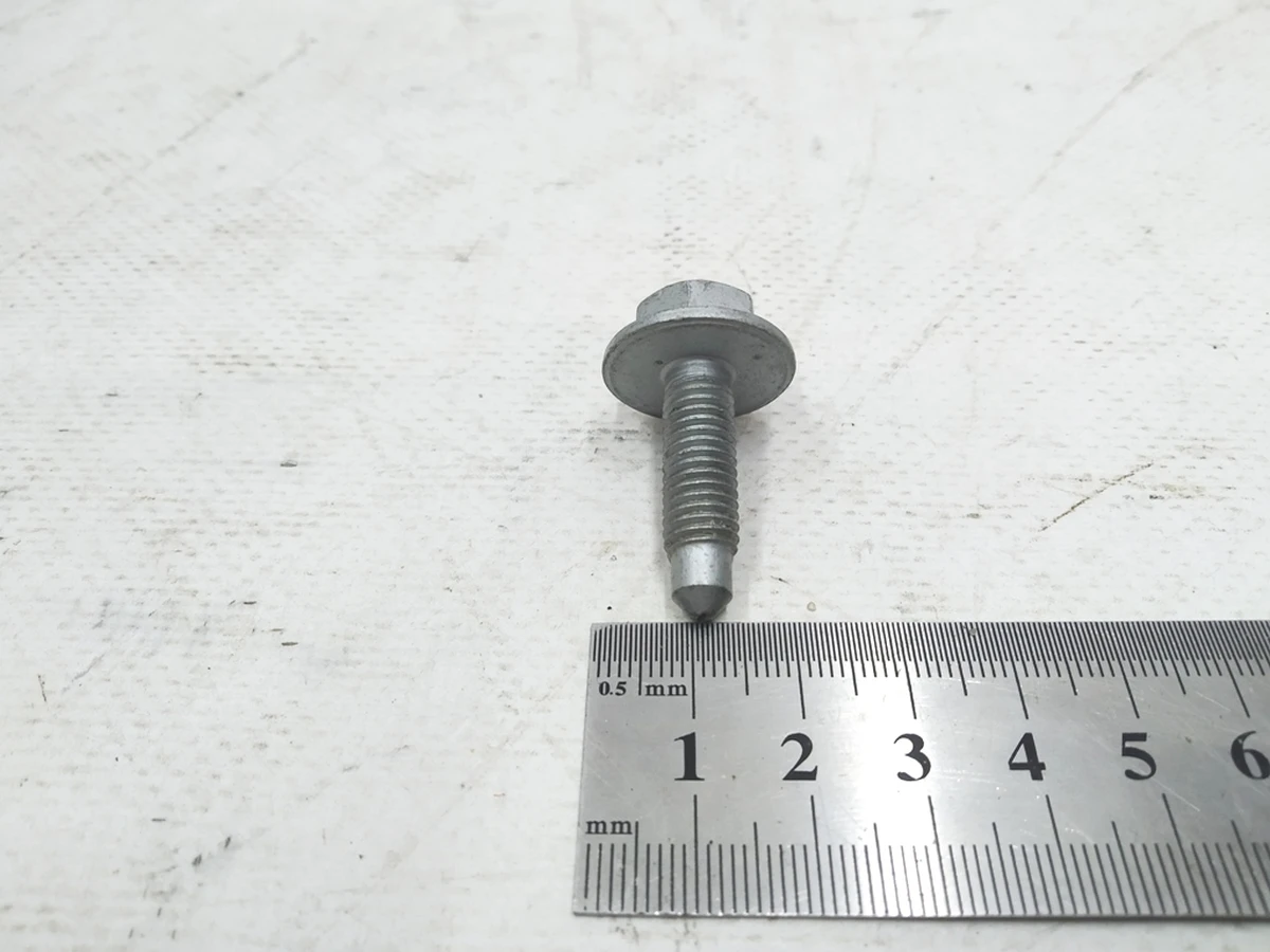 Болт із шестигранною головкою M8X28 Audi E-tron N90921801