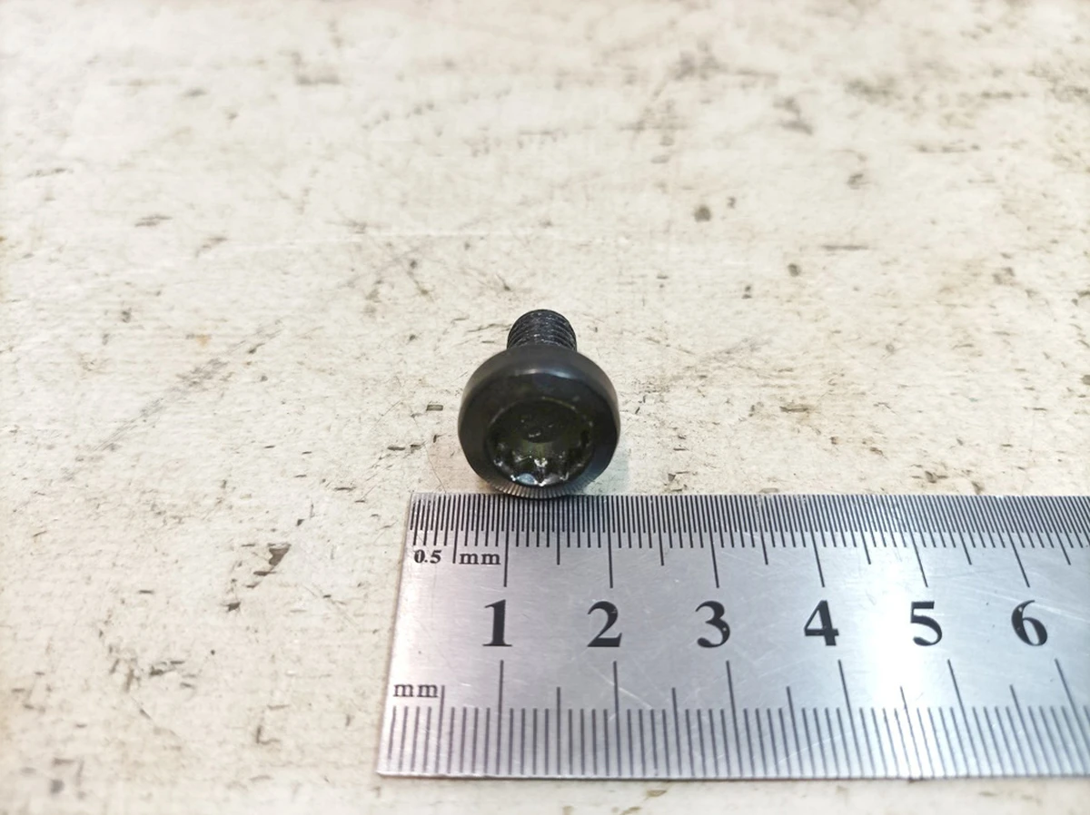 Винт с цилиндрической головкой с внутренним многогранником M8X16 Porsche Taycan N90962401