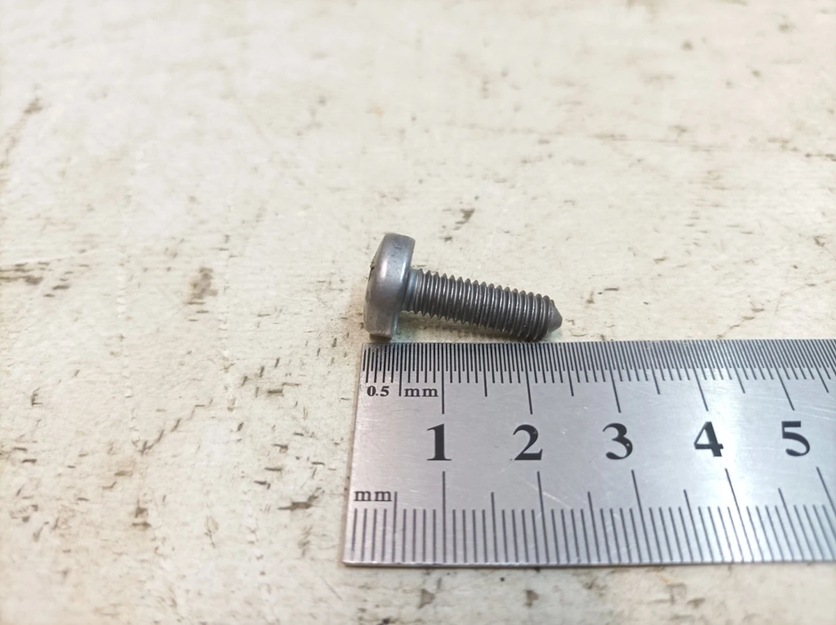 Винт с плоской головкой и внутренним Torx M6X20 Porsche Taycan N91096801