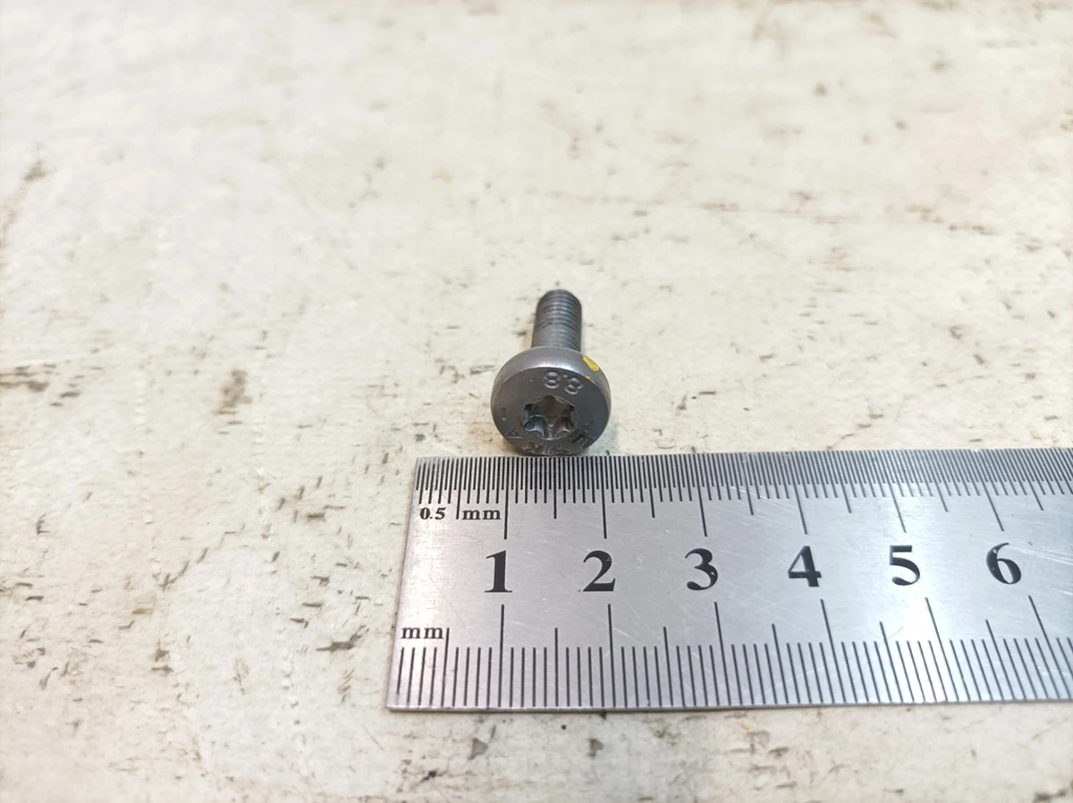 Винт с плоской головкой и внутренним Torx M6X20 Porsche Taycan N91096801