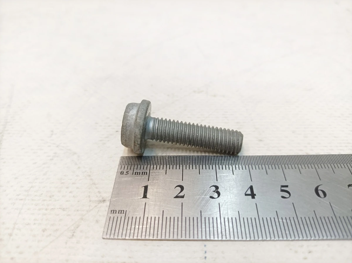 Гвинт з циліндричною головкою з буртиком та внутрішнім багатогранником М8Х30 Audi E-tron N91157202