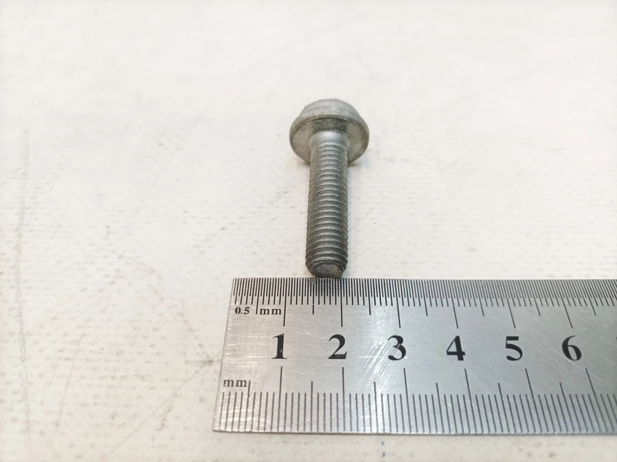 Гвинт з циліндричною головкою з буртиком та внутрішнім багатогранником М8Х30 Audi E-tron N91157202