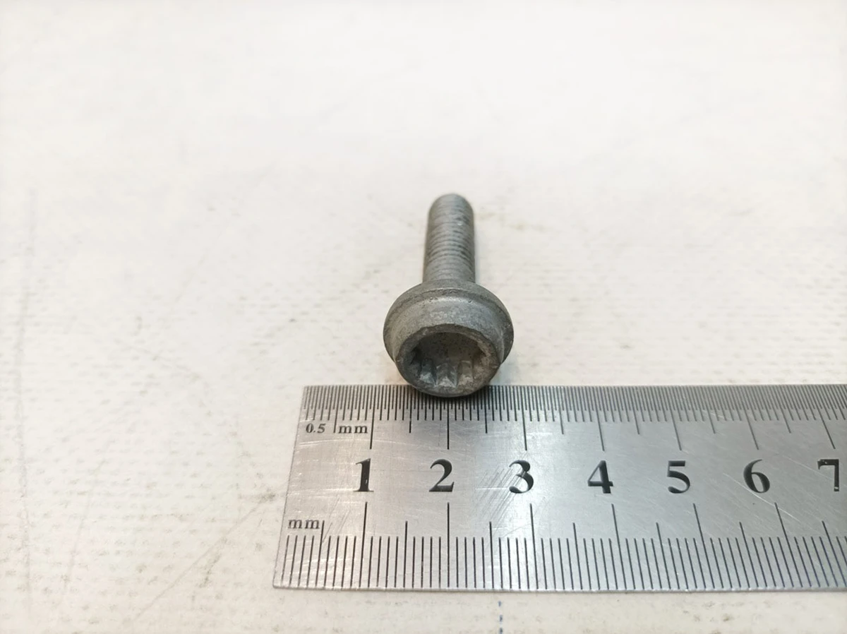 Гвинт з циліндричною головкою з буртиком та внутрішнім багатогранником М8Х30 Audi E-tron N91157202