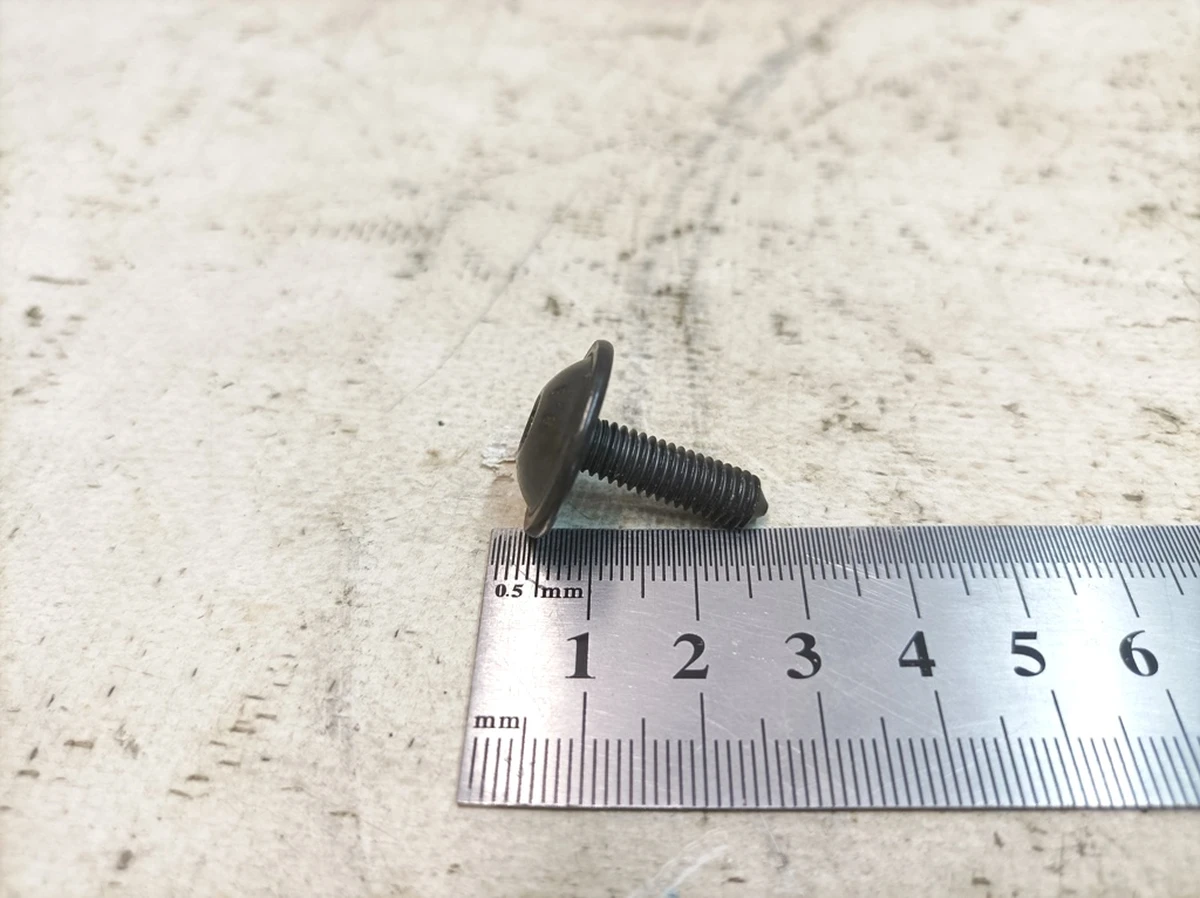 Винт с цилиндрической головкой с внутренним шестигранником M6X20 Porsche Taycan N91188301