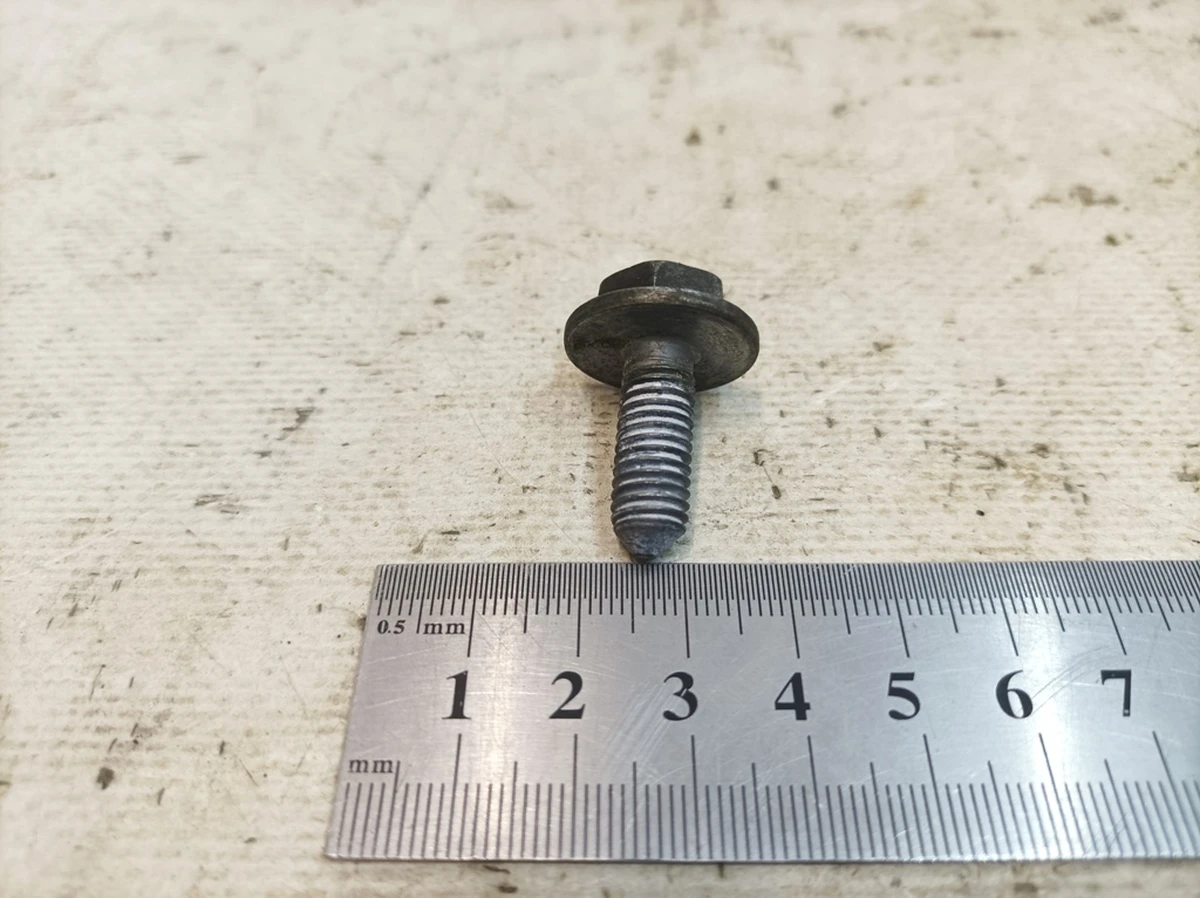 Винт с шестигранной головкой с буртиком и внутренним многогранником М8Х22 Audi Q7 N91205602