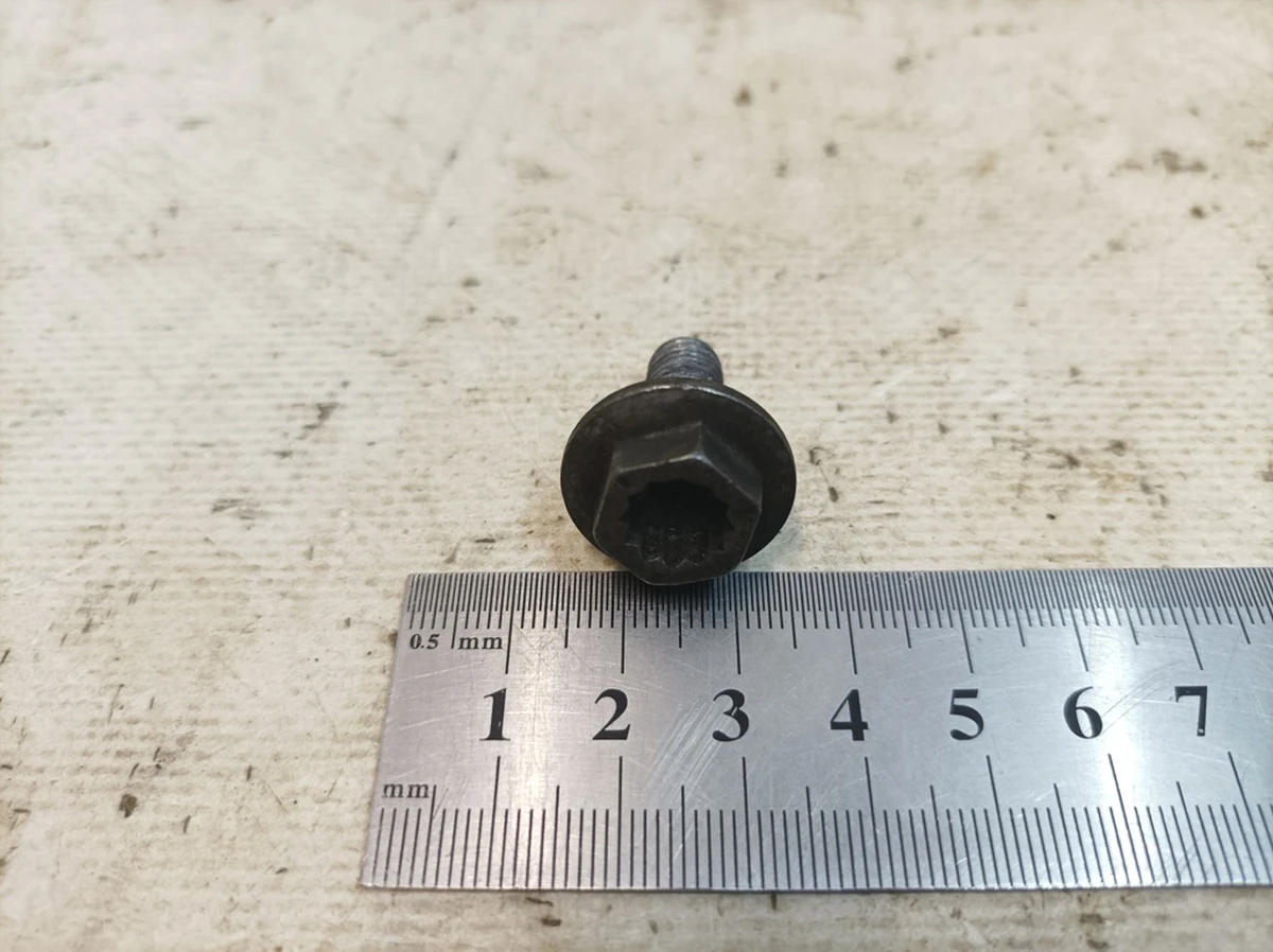 Винт с шестигранной головкой с буртиком и внутренним многогранником М8Х22 Audi Q7 N91205602