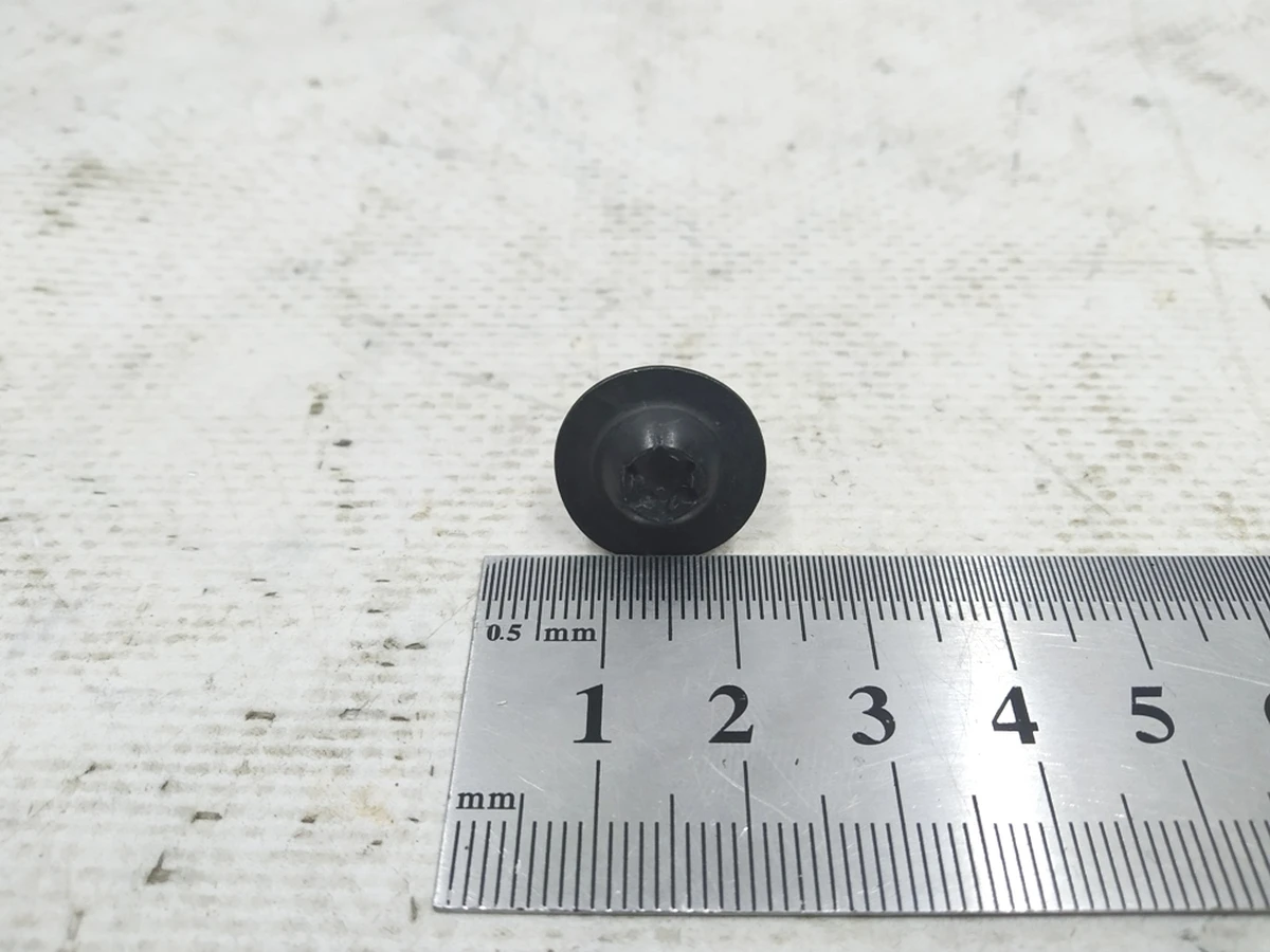 Гвинт самонарізний з внутрішньою TORX 6X18,5 Audi E-tron N91237801