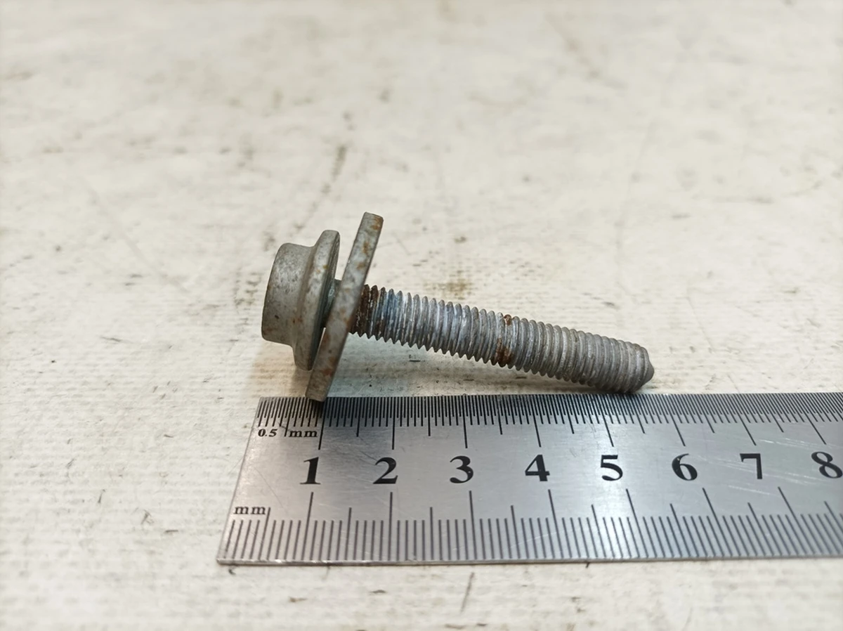 Болт із шестигранною головкою із шайбою М8Х50 Audi Q7 N91247301