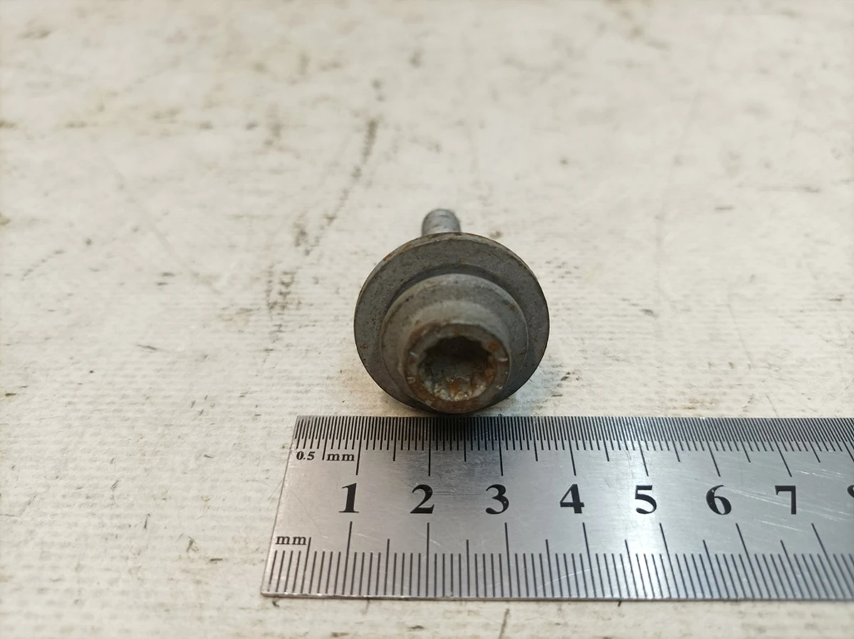 Болт із шестигранною головкою із шайбою М8Х50 Audi Q7 N91247301