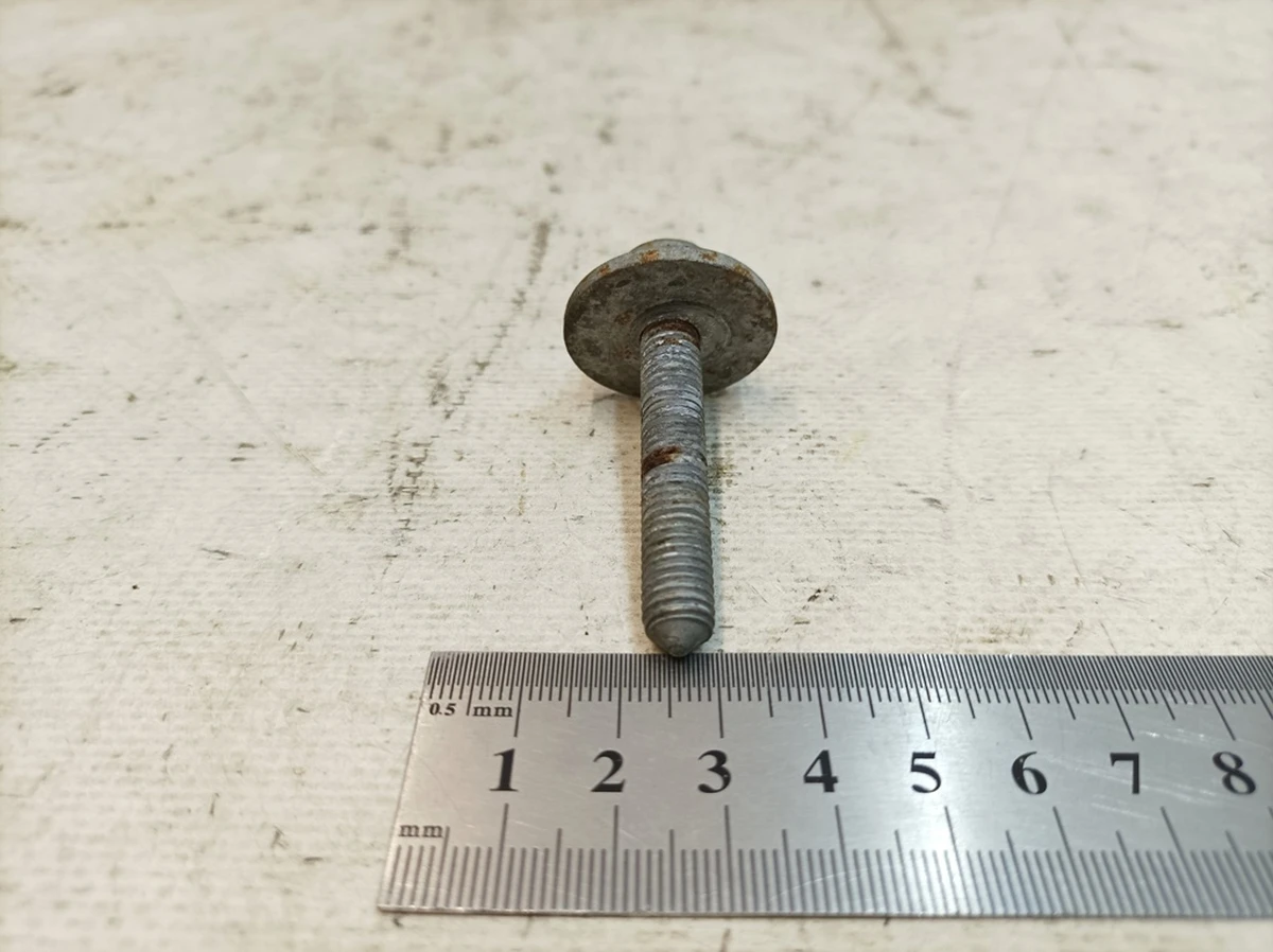 Болт із шестигранною головкою із шайбою М8Х50 Audi Q7 N91247301