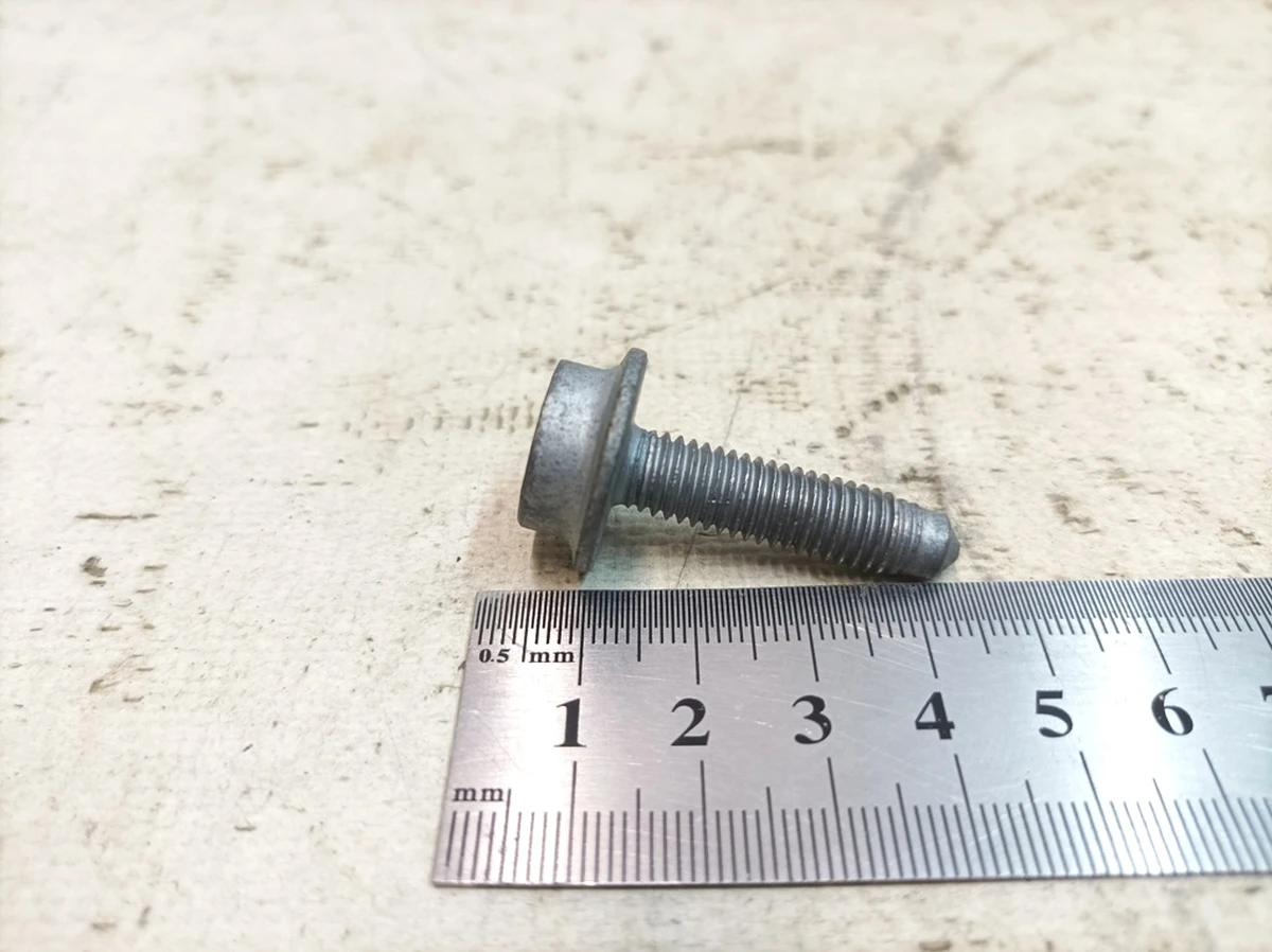 Винт с цилиндрической головкой с буртиком и внутренний многогранник M8X32 Porsche Taycan N91259501