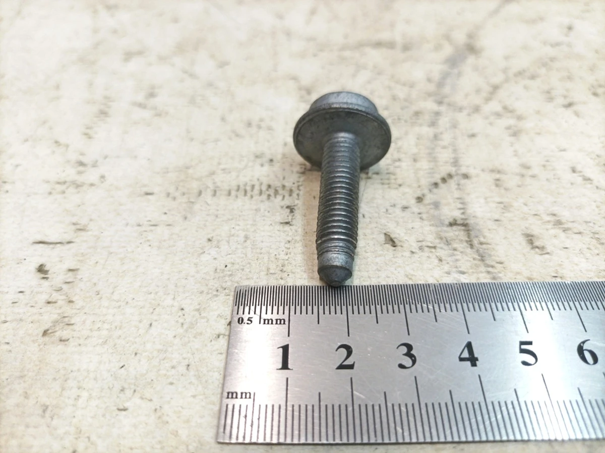 Винт с цилиндрической головкой с буртиком и внутренний многогранник M8X32 Porsche Taycan N91259501