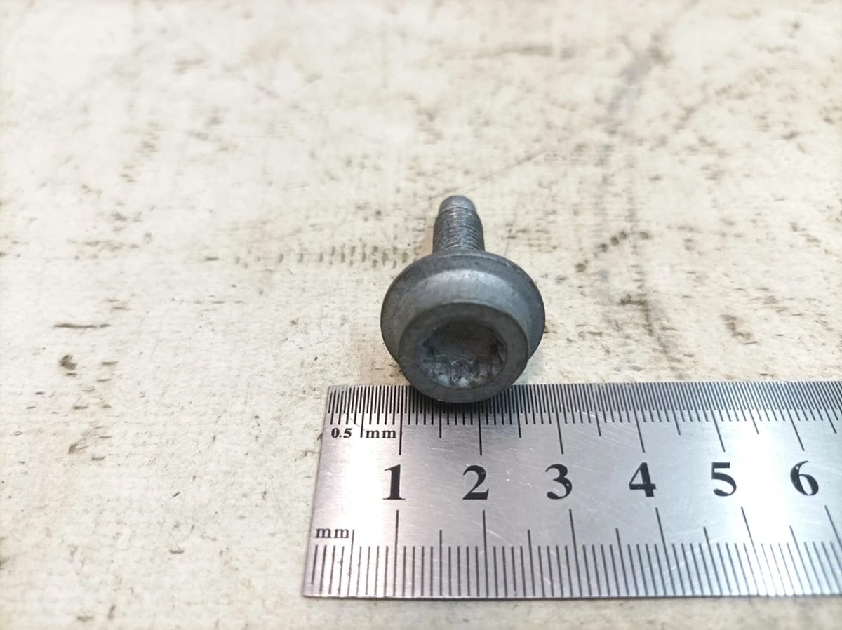 Винт с цилиндрической головкой с буртиком и внутренний многогранник M8X32 Porsche Taycan N91259501