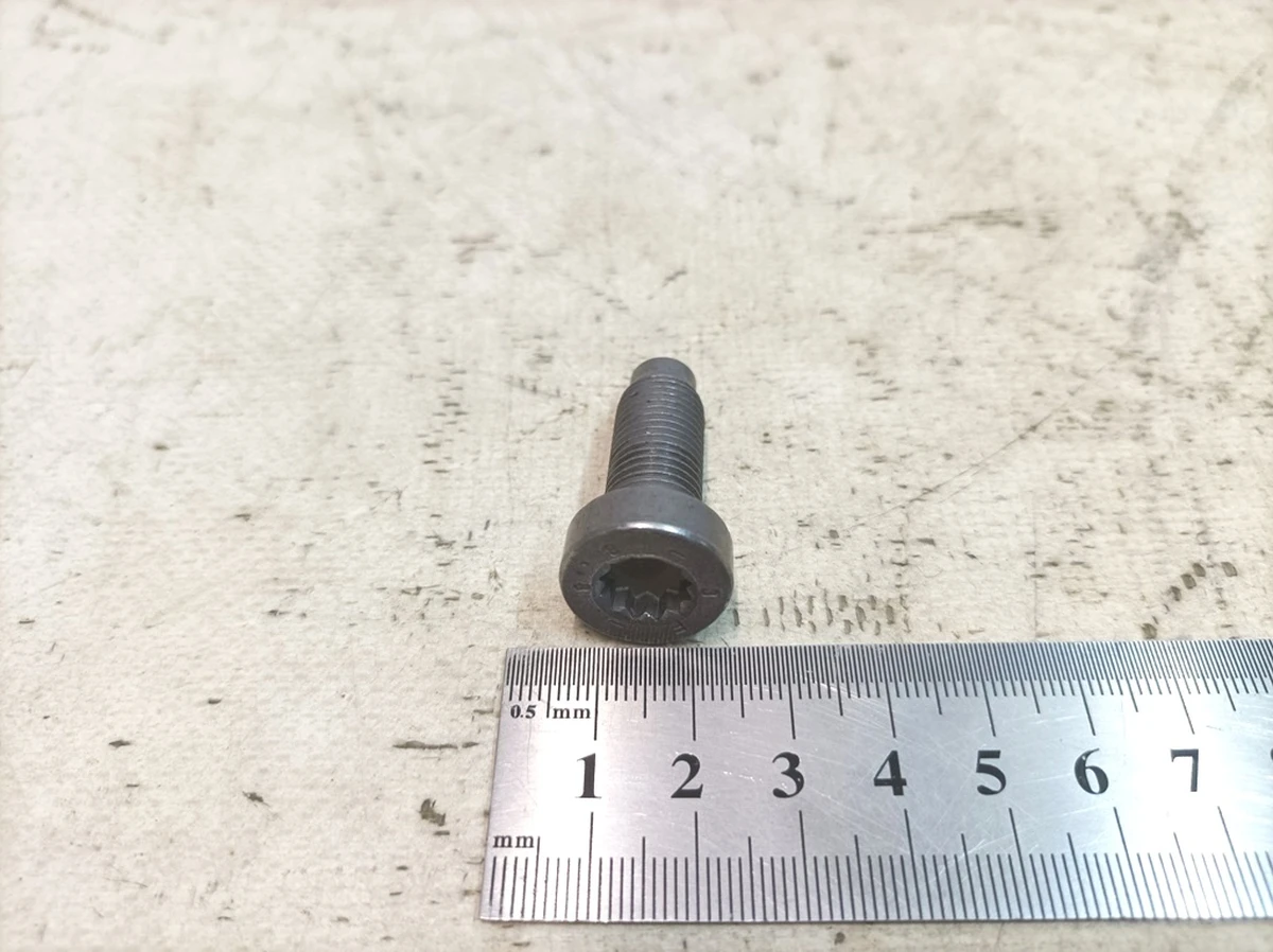 Гвинт із циліндричною головкою із внутрішнім багатогранником 7/16-20X32 Porsche Taycan N98926102