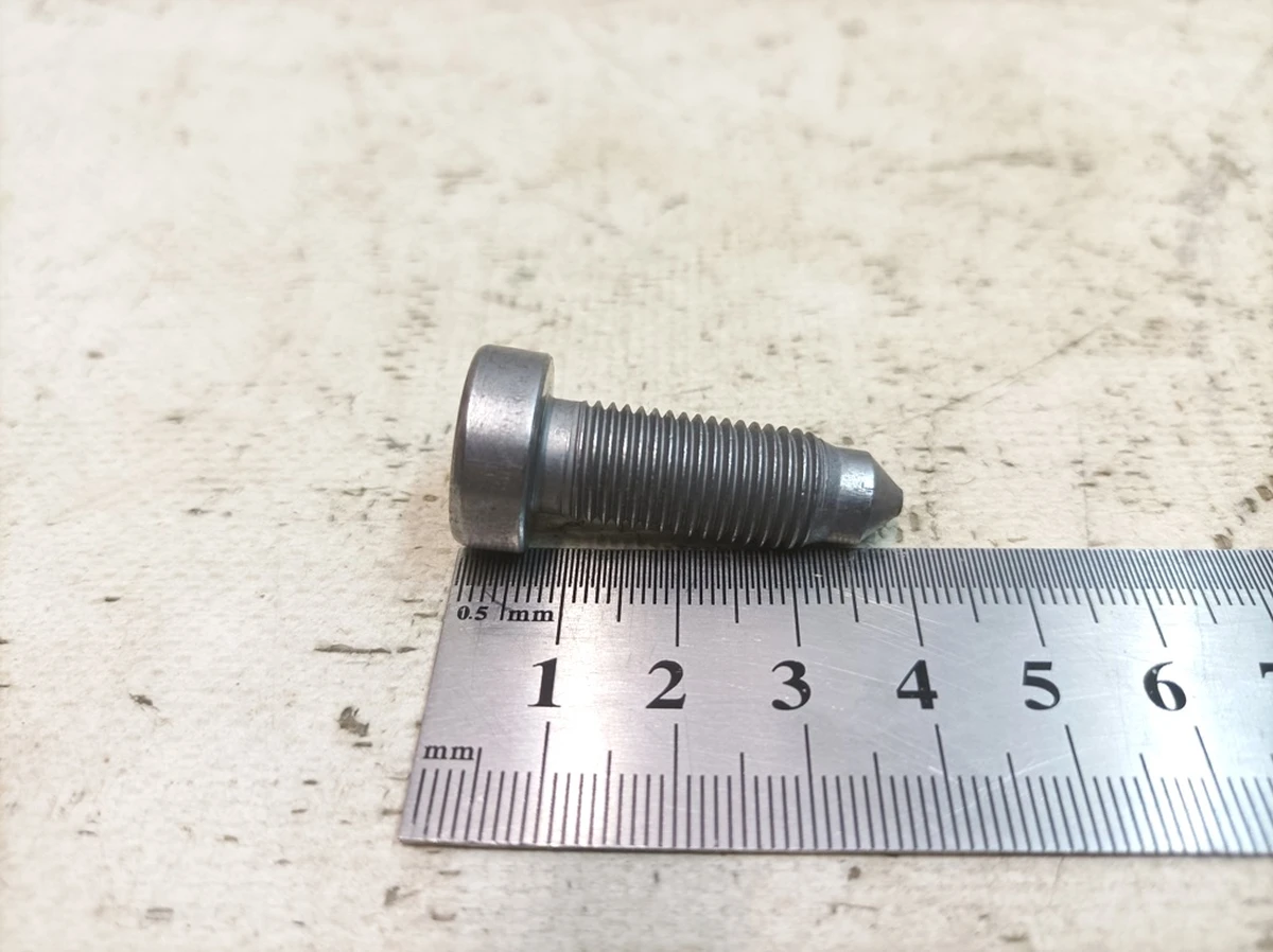 Гвинт із циліндричною головкою із внутрішнім багатогранником 7/16-20X32 Porsche Taycan N98926102