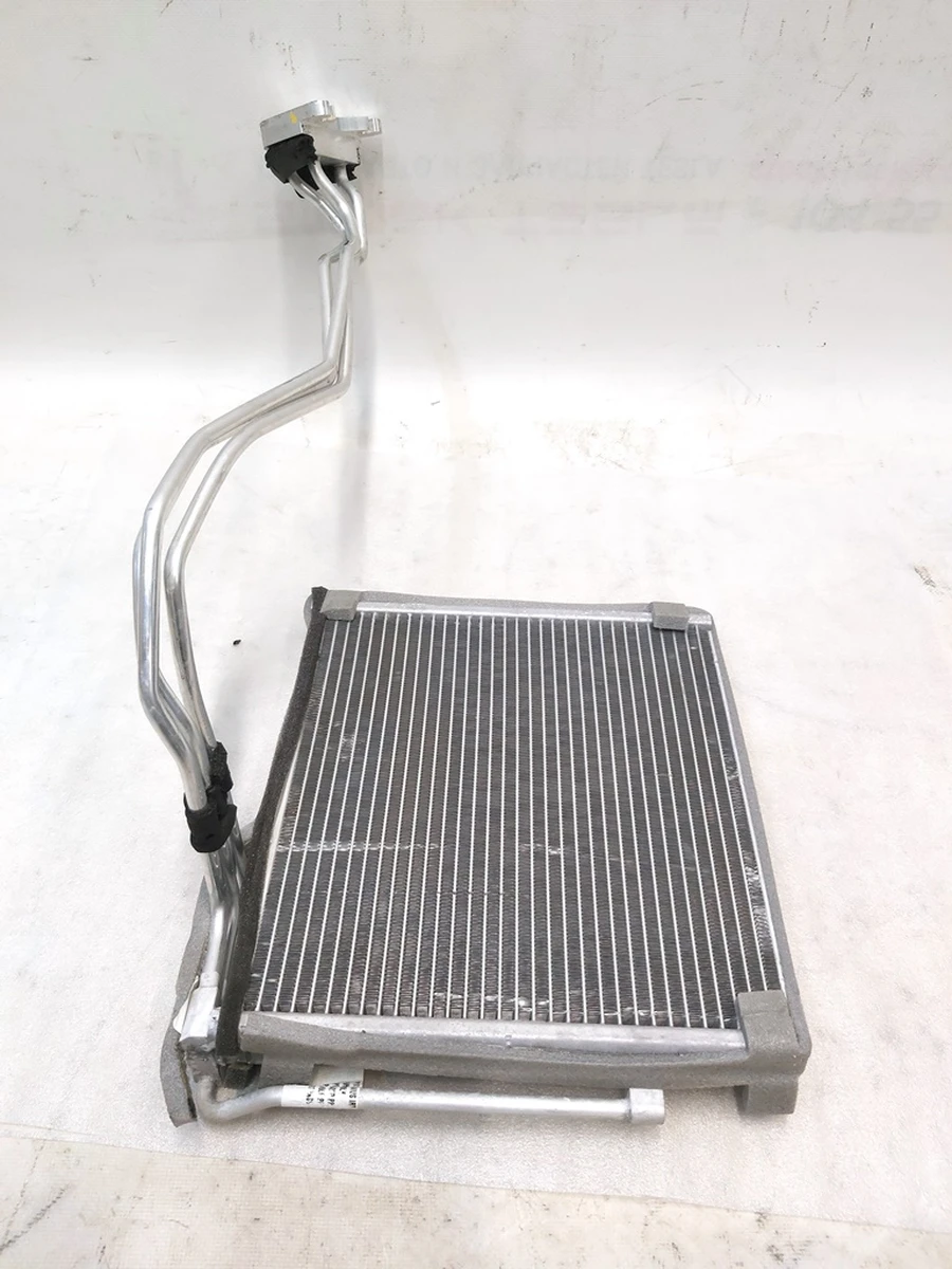 6 Радиатор климатической установки (печки) салона Tesla model 3 1099999