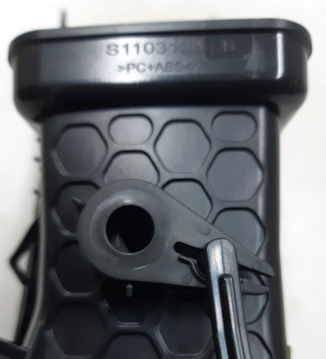 Повітропровід центральної панелі водійський в зборі BMW i3 64229283001