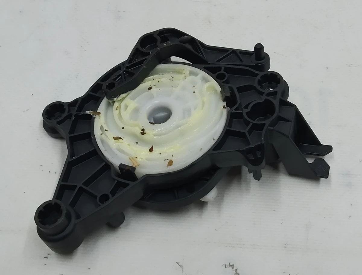 6 Механізм регулювання положення заслінок кліматичної установки (пічки) салону в зборі Tesla model 3 1099999-00-H