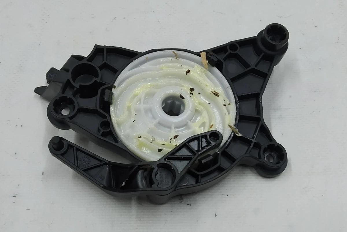 6 Механізм регулювання положення заслінок кліматичної установки (пічки) салону в зборі Tesla model 3 1099999-00-H