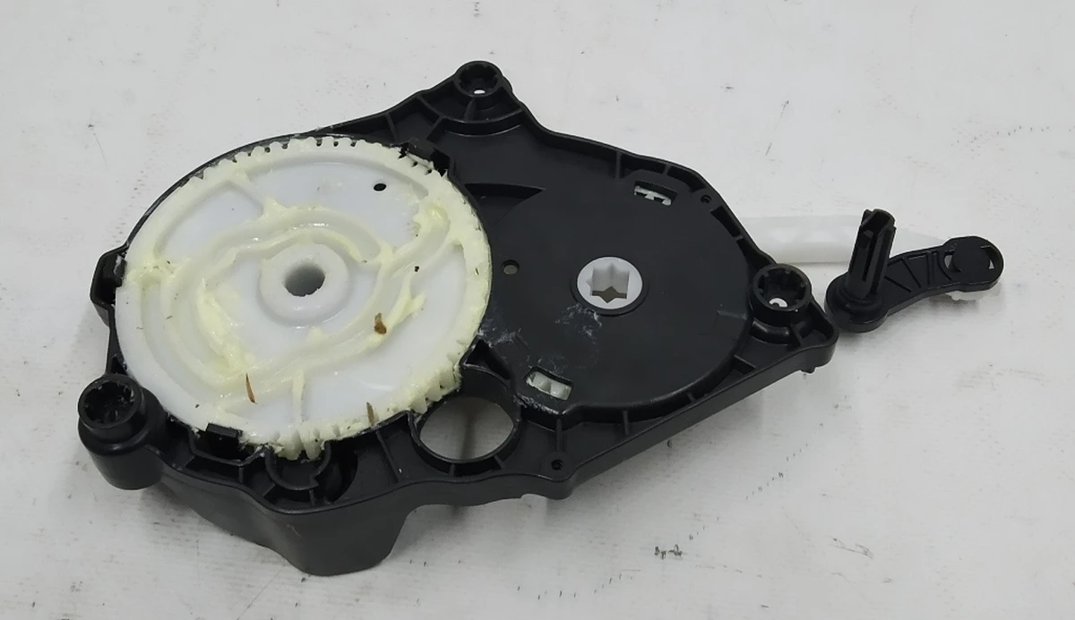 6 Механізм регулювання положення заслінок кліматичної установки (пічки) салону в зборі Tesla model 3 1099999-00-H