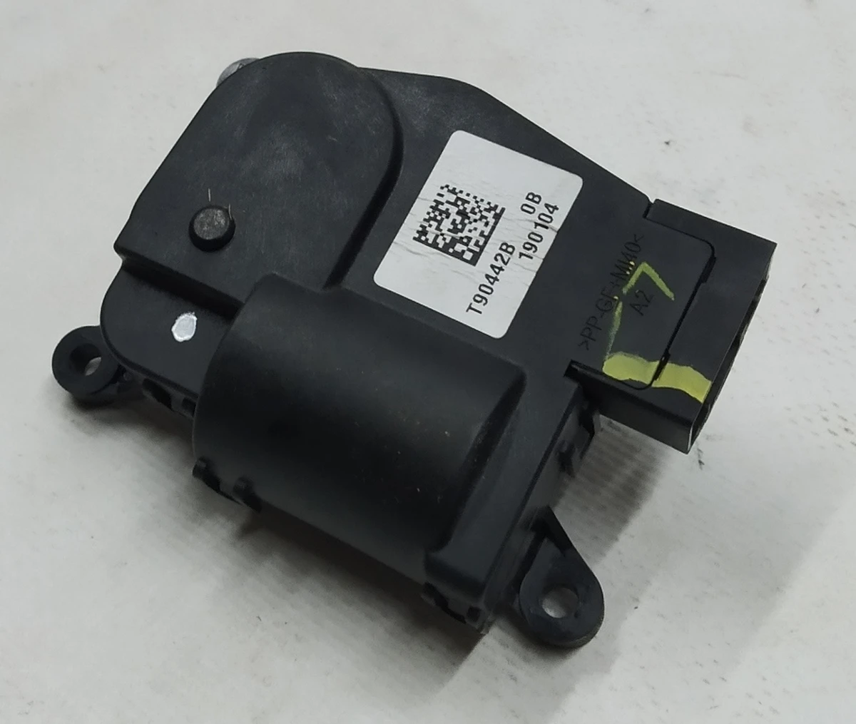 Actuator (mark A2) of the air conditioner (stove) of the Tesla model 3 1099999-00-H