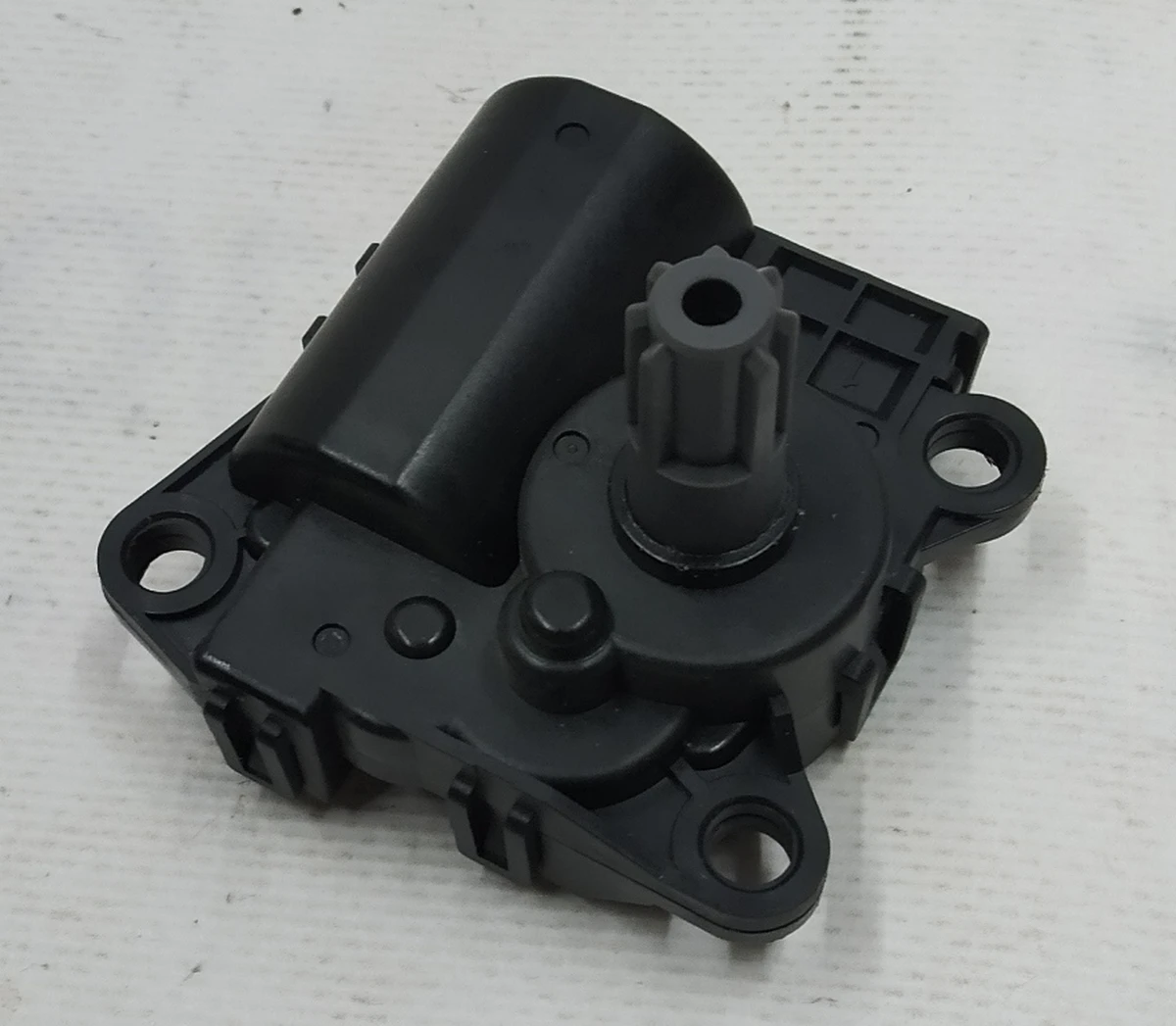 6 "Привод (метки ""1"" и ""2"") климатической установки (печки) салона Tesla model 3 1099999-00-H"