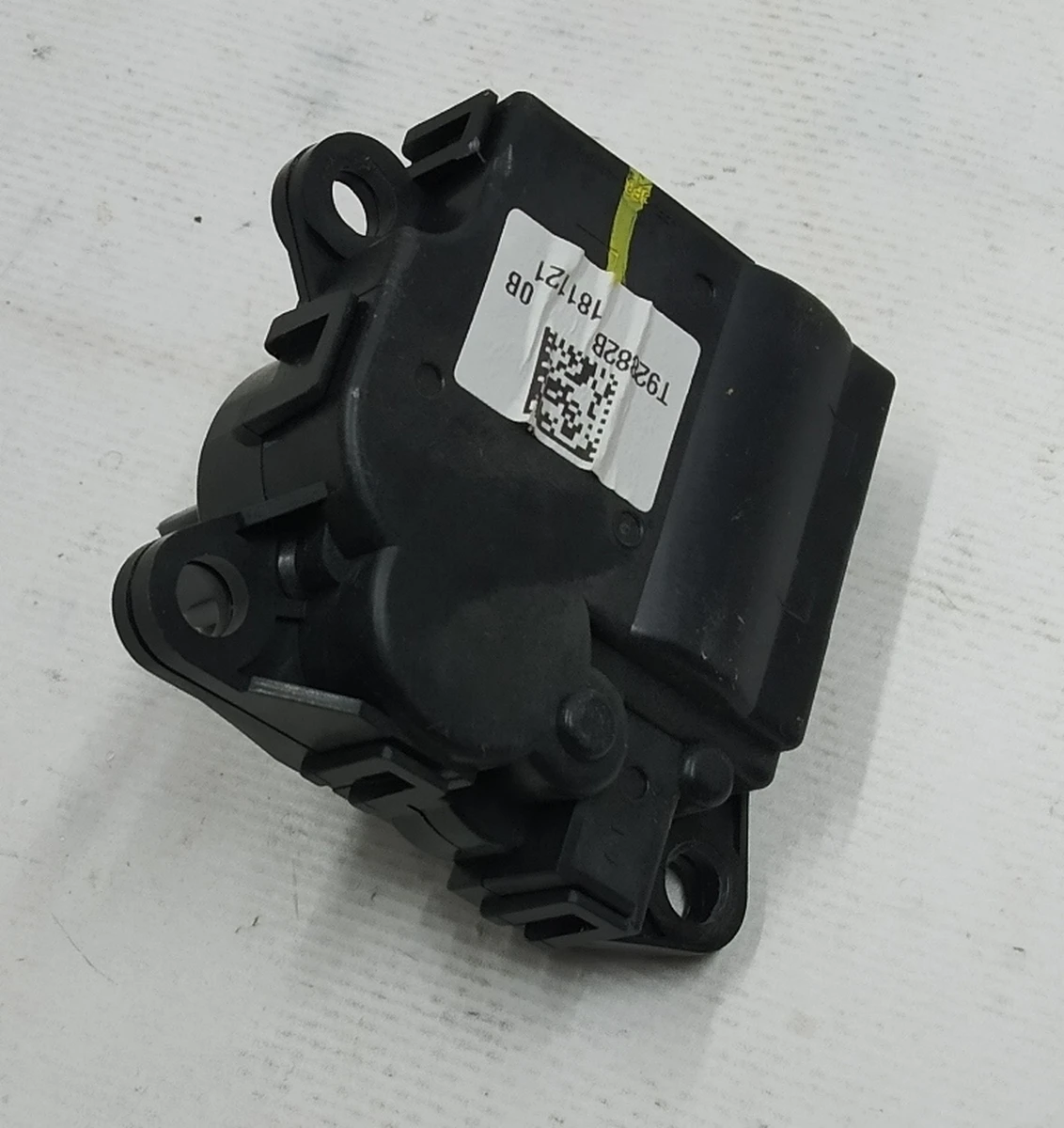 6 "Привод (метки ""1"" и ""2"") климатической установки (печки) салона Tesla model 3 1099999-00-H"