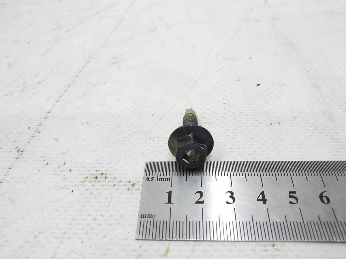 Винт с шестигранной головкой с буртиком и внутренним TORX (Duo) M6Х22 Audi E-tron WHT005609